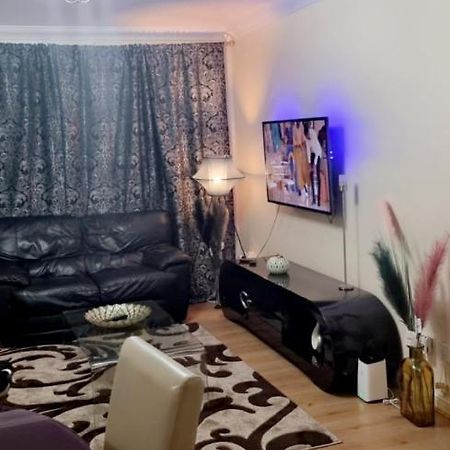 2 Bedroom Apartment - Greater London Dagenham Eksteriør billede