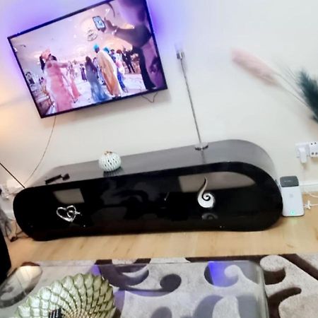 2 Bedroom Apartment - Greater London Dagenham Eksteriør billede