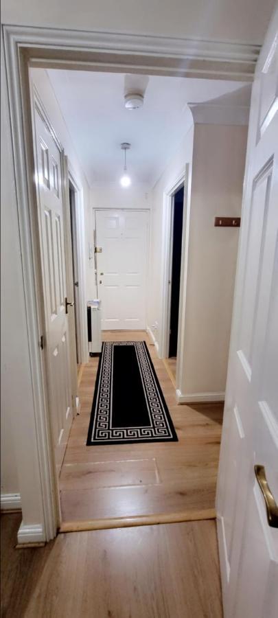 2 Bedroom Apartment - Greater London Dagenham Eksteriør billede