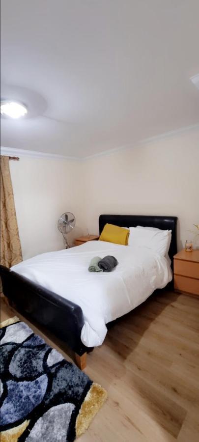 2 Bedroom Apartment - Greater London Dagenham Eksteriør billede