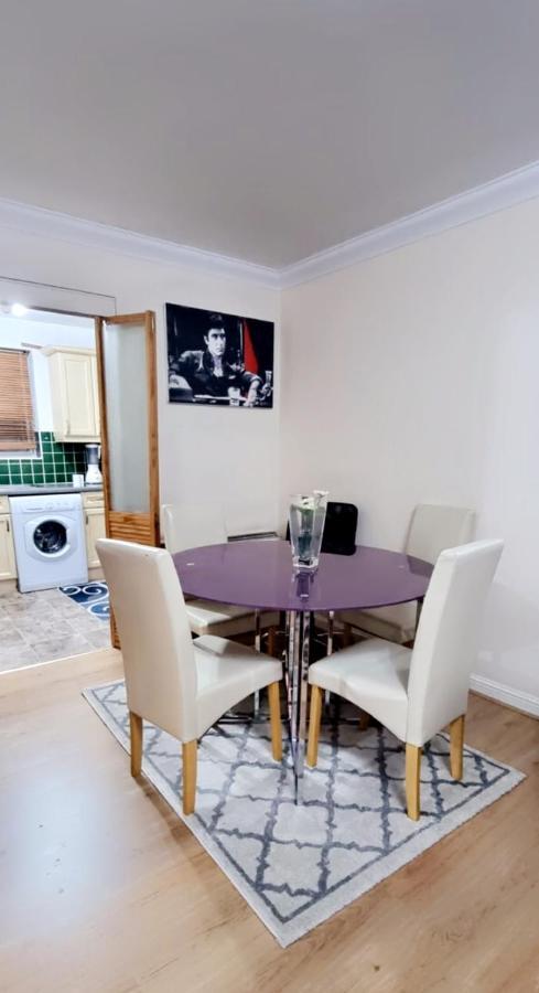 2 Bedroom Apartment - Greater London Dagenham Eksteriør billede