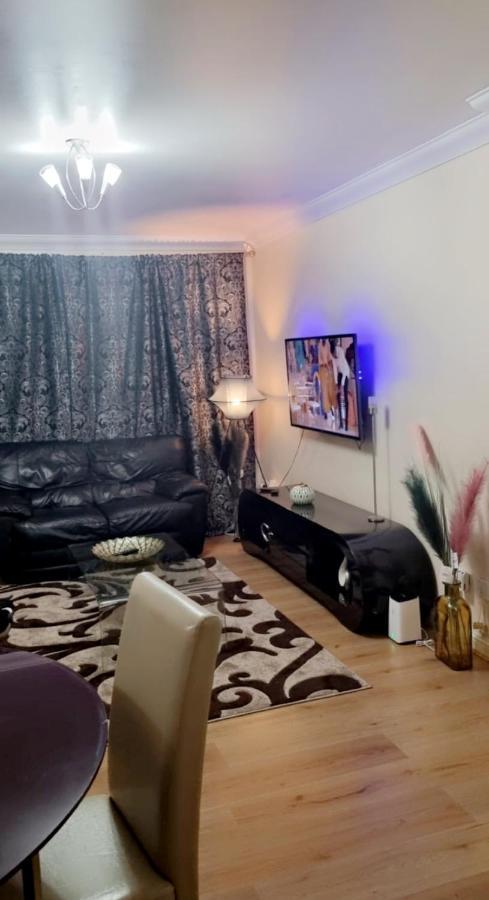 2 Bedroom Apartment - Greater London Dagenham Eksteriør billede