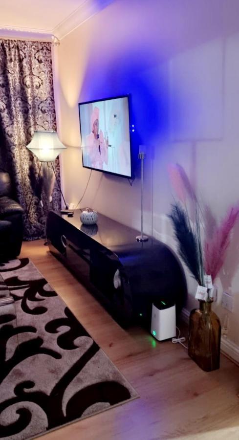 2 Bedroom Apartment - Greater London Dagenham Eksteriør billede