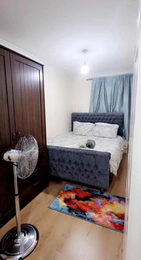 2 Bedroom Apartment - Greater London Dagenham Eksteriør billede
