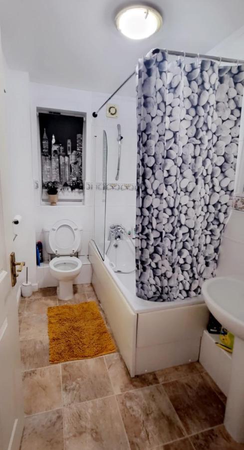 2 Bedroom Apartment - Greater London Dagenham Eksteriør billede