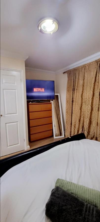 2 Bedroom Apartment - Greater London Dagenham Eksteriør billede