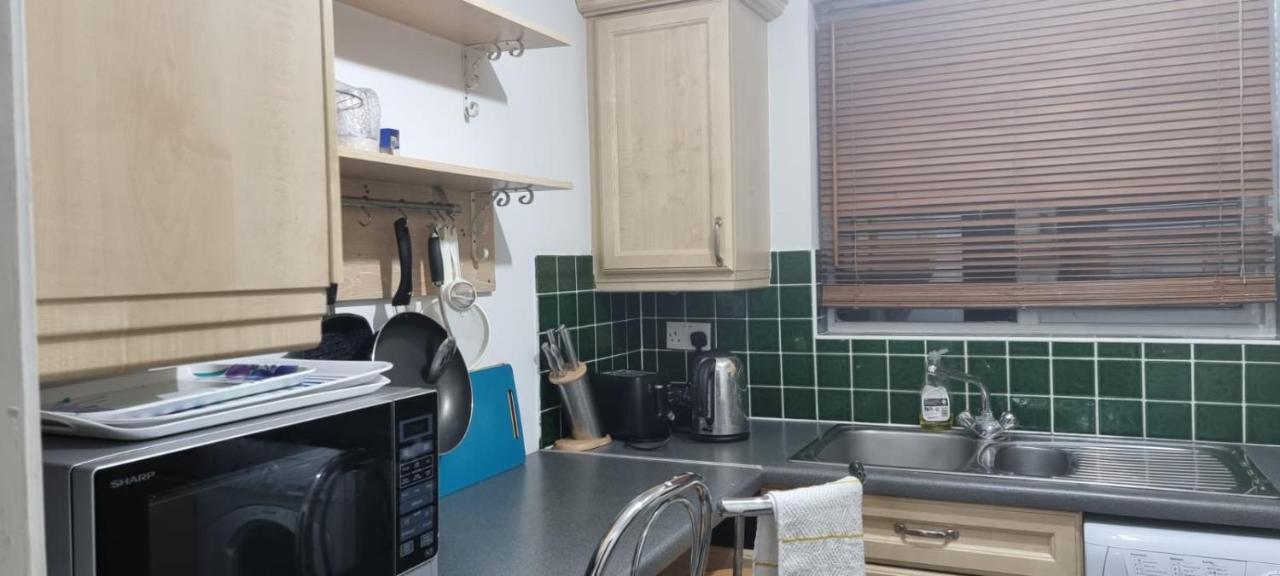 2 Bedroom Apartment - Greater London Dagenham Eksteriør billede