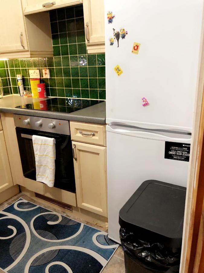 2 Bedroom Apartment - Greater London Dagenham Eksteriør billede