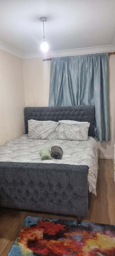 2 Bedroom Apartment - Greater London Dagenham Eksteriør billede