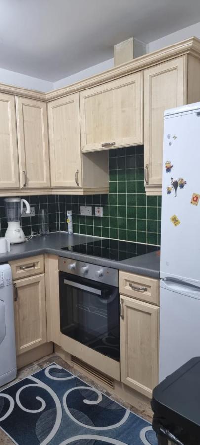 2 Bedroom Apartment - Greater London Dagenham Eksteriør billede